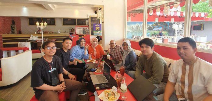 FOTO: Para paguyuban Mahasiswa Hukum Universitas Terbuka gelar FGD di Red Corner Cafe Jalan Yusuf Dg Ngawing, Kota Makassar. Sabtu (1/10) 