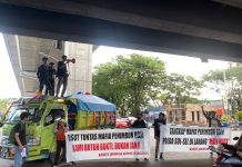 Soal BBM Solar, Aktivis KEJAM Minta Polda Sulsel Periksa dan Audit Perusahaan Milik Santo FOTO: Aktivis KEJAM saat menggelar aksi unjuk rasa terkait langkahnya BBM di Sulawesi Selatan di flayover Km. 4 Makassar. Sabtu (1/10)