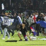 “Sipritual Emotional Football” Duka Kanjuruhan Malang, Duka Kita Semua FOTO: Para suporter Aremania saat memasuki lapangan rumput di Stadion Kanjuruhan. Sabtu (1/10)