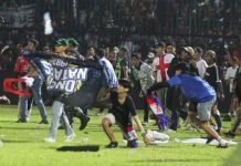“Sipritual Emotional Football” Duka Kanjuruhan Malang, Duka Kita Semua FOTO: Para suporter Aremania saat memasuki lapangan rumput di Stadion Kanjuruhan. Sabtu (1/10)