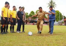 Buka Gattareng Cup, Andi Utta Pimpin Doa untuk Korban Stadion Kanjuruhan Malang FOTO: Bupati Bulukumba Andi Muchtar Ali Yusuf atau Andi Utta membuka turnamen sepakbola Gattareng Cup IV di lapangan Harapan Jaya Batuara, Desa Gattareng, Kecamatan Gantarang, Senin, 3 Oktober 2022.