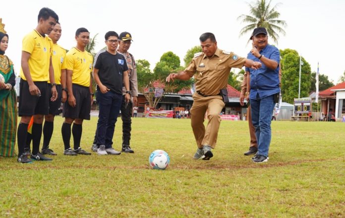 FOTO: Bupati Bulukumba Andi Muchtar Ali Yusuf atau Andi Utta membuka turnamen sepakbola Gattareng Cup IV di lapangan Harapan Jaya Batuara, Desa Gattareng, Kecamatan Gantarang, Senin, 3 Oktober 2022.