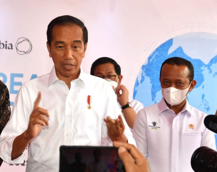 FOTO: Presiden Joko Widodo atau Jokowi saat memberi keterangan persnya usai peletakan batu pertama PT Wavin Manufacturing Indonesia di Kawasan Industri Terpadu Batang, di Jawa Tengah. Senin 3 Oktober 2022.