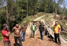 Bersama Polsek Saluputti dan Warga, Ketua DPRD Tana Toraja Kerja Bakti Bersihkan Jalan Raya Akibat Longsor