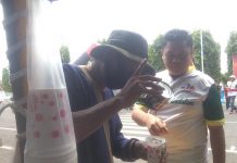 Kenang Masa Kecil, YM Borong Jajanan Es yang Berjualan di Sekitar Arena Balap Sepeda