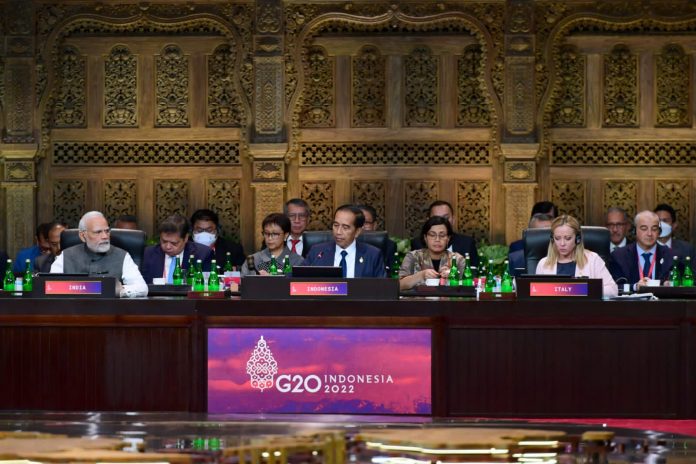 FOTO: Presiden Jokowi saat memimpin sesi II KTT G20, Selasa (15/11/2022), di Hotel The Apurva Kempinski, Bali. (Sumber: Tangkapan Layar)