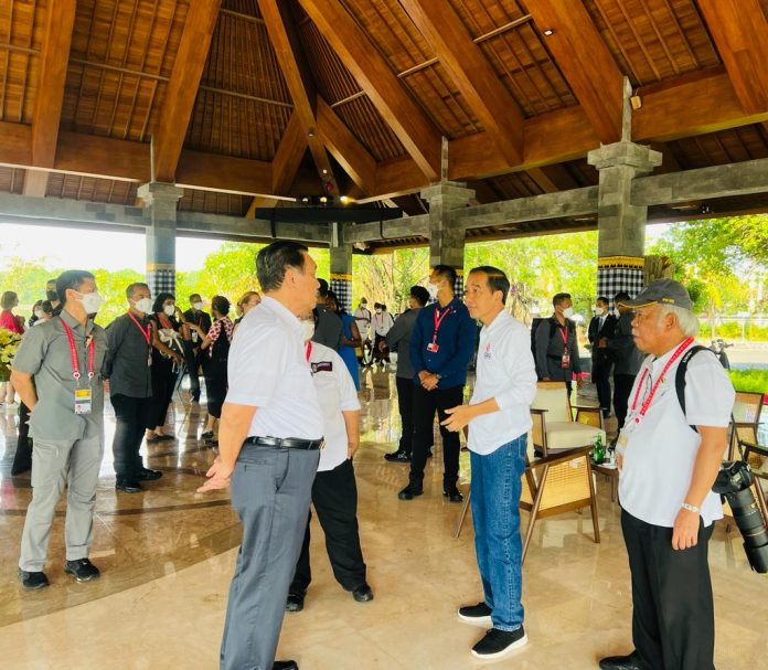 FOTO: Presiden Jokowi berbincang dengan Menko Marves Luhut B. Pandjaitan, Menteri LHK Siti Nurbaya, dan Menteri PUPR Basuki Hadimuljono sebelum meninjau Tahura Bali bersama pemimpin negara G20, di Kota Denpasar, Bali. (Foto: BPMI Setpres/Laily Rachev)