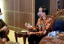 Presiden dan Wapres Diskusikan Akselerasi Pembangunan di Papua dan Isu Terkini Lainnya FOTO: Presiden Jokowi dan Wapres Ma’ruf Amin berdiskusi mengenai Papua, di Pangkalan Udara TNI AU Adi Soemarmo, Jateng, Senin (21/11/2022). (Foto: BPMI Setwapres)