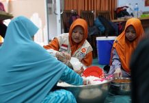 Dirikan Dapur Umum di Cianjur, Jazuli Juwaini: Semua Anggota Fraksi PKS di Indonesia Potong Gaji FOTO: Relawan ibu-ibu kader PKS saat menyiapkan menu makanan bagi korban gempa Cianjur (ist)