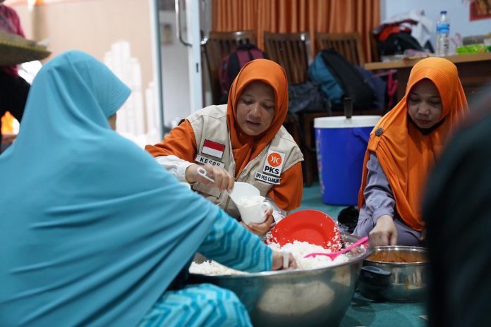 FOTO: Relawan ibu-ibu kader PKS saat menyiapkan menu makanan bagi korban gempa Cianjur (ist)