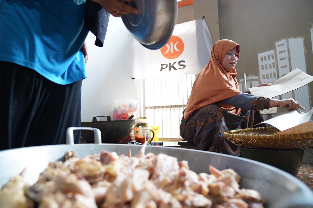 FOTO: ibu-ibu kader PKS saat sedang berada di Dapur Umum menyiapkan menu makanan bagi korban gempa Cianjur (ist)