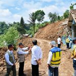 Presiden Tinjau Langsung Episentrum Gempa Cianjur FOTO: Presiden Jokowi meninjau pusat gempa di Kecamatan Cugenang, Kabupaten Cianjur, Jawa Barat, Kamis (24/11/2022). (Foto: BPMI Setpres/Laily Rachev)