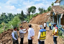 Presiden Tinjau Langsung Episentrum Gempa Cianjur FOTO: Presiden Jokowi meninjau pusat gempa di Kecamatan Cugenang, Kabupaten Cianjur, Jawa Barat, Kamis (24/11/2022). (Foto: BPMI Setpres/Laily Rachev)