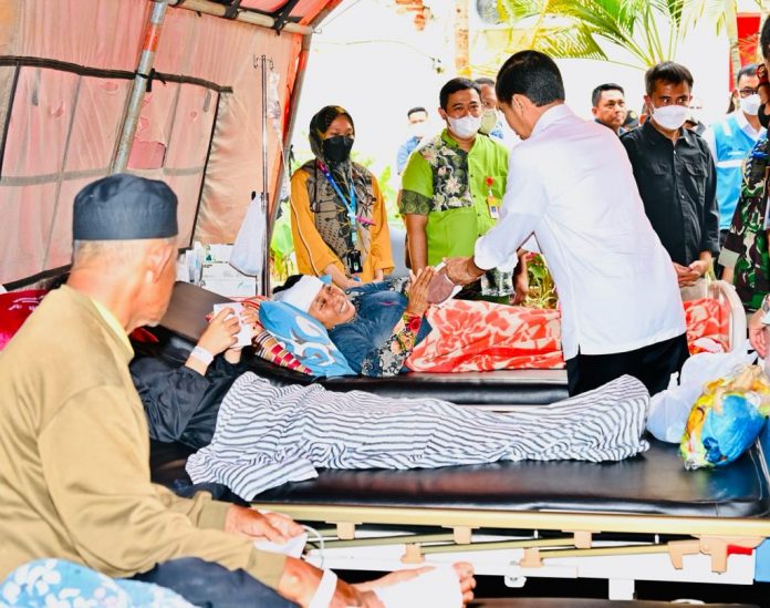 FOTO: Presiden RI Joko Widodo (Jokowi) mengunjungi Rumah Sakit Umum Daerah (RSUD) Sayang Cianjur, di Kabupaten Cianjur, Provinsi Jawa Barat, pada Kamis (24/11/2022). Foto: Laily Rachev