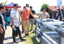 Bupati Andi Utta Serahkan Bantuan Keramba Rumput Laut Bupati Bulukumba dan Kadis Perikanan Asrar Amirs saat menyerahkan bantuan keramba rumput laut kepada Kelompok Masseddi Kelurahan Ela-Ela Kecamatan Ujungbulu, Jumat 11 November 2022.