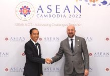 Temui Presiden Dewan Eropa, Jokowi Ajak Kerja Sama dengan Indonesia dan ASEAN Presiden Jokowi bersama Presiden Dewan Eropa Charles Michel di sela penyelenggaraan KTT ASEAN Kamboja di Hotel Sokha, Phnom Penh, Sabtu (12/11/2022). (Foto: BPMI Setpres/Kris)