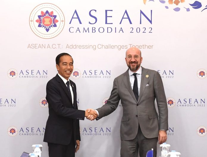 Presiden Jokowi bersama Presiden Dewan Eropa Charles Michel di sela penyelenggaraan KTT ASEAN Kamboja di Hotel Sokha, Phnom Penh, Sabtu (12/11/2022). (Foto: BPMI Setpres/Kris)