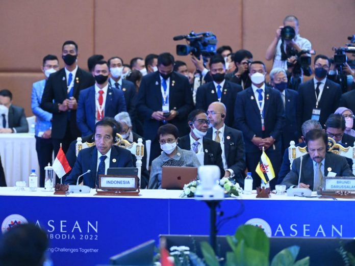 FOTO: Presiden Jokowi saat menghadiri KTT Ke-2 ASEAN-Australia di Sokha Hotel, Phnom Penh, Sabtu (12/11/2022). (Foto: BPMI Setpres/Kris)