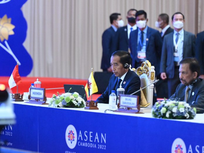 FOTO: Presiden Jokowi saat menghadiri KTT Ke-2 ASEAN-Australia di Sokha Hotel, Phnom Penh, Sabtu (12/11/2022). (Foto: BPMI Setpres/Kris)