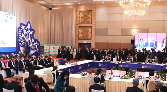 FOTO: Presiden Jokowi saat mengikuti KTT Ke-19 ASEAN-India di Hotel Sokha, Phnom Penh, Sabtu (12/11/2022). (Foto: BPMI Setpres/Kris)