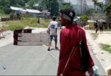 Dua Warga Tewas Saat Bentrok Antarwarga Desa di Kei Besar Suasana Bentrok antar dua desa pecah di Maluku Tenggara, Sabtu (12/11/2022). (Property: Kompas.com)