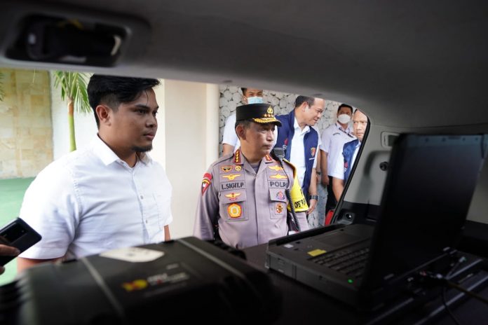 FOTO: Kapolri Jenderal Listyo Sigit Prabowo saat meninjau di Posko Satgas Gakkum Mabes Polri di Badung, Bali, Sabtu, 12 November 2022.