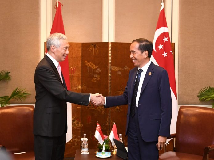 FOTO: Presiden Jokowi dan PM Singapura Lee Hsien Loong saat melakukan pertemuan bilateral di Hotel Sofitel, Phnom Penh, Kamis malam (10/11/2022). (Foto: BPMI Setpres/Kris)