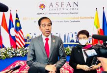 Di KTT ASEAN, Indonesia Sangat Kecewa Situasi Myanmar yang Semakin Memburuk FOTO: Presiden Jokowi didampingi Menlu Retno Marsudi memberikan keterangan pers kepada awak media di sela penyelenggaraan KTT ASEAN Kamboja, Jumat (11/11/2022). (Foto: BPMI Setpres)