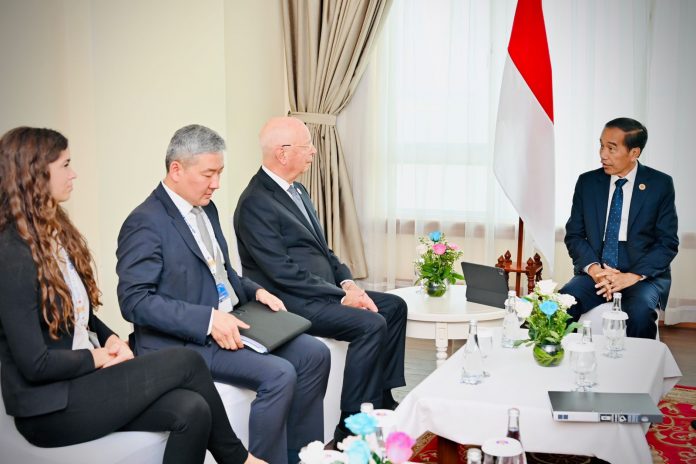 FOTO: Presiden Jokowi melakukan pertemuan dengan Executive Chairman World Economic Forum (WEF) Profesor Klaus Schwab di sela penyelenggaraan KTT ASEAN Kamboja, Sabtu (12/11/2022). (Foto: BPMI Setpres/Laily Rachev)