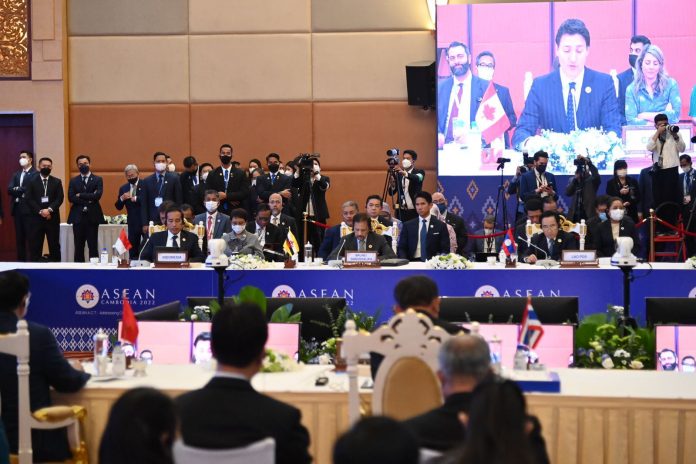 FOTO: Presiden Jokowi mengikuti KTT ASEAN-AS yang dihadiri pemimpin ASEAN dan Presiden AS Joe Biden di Hotel Sokha, Phnom Penh, Sabtu (12/11/2022) sore. (Foto: BPMI Setpres/Laily Rachev)