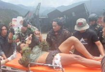 Kelompok Separatis Bersenjata Tembak Anggota TNI di Kabupaten Puncak Foto: Anggota TNI dievakuasi usai tertembak dalam kontak senjata melawan kelompok separatis (Foto: Istimewa)
