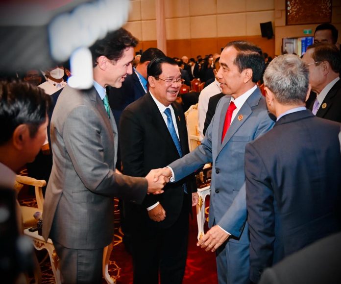 FOTO: Presiden Jokowi sebelum mengikuti KTT Ke-17 Asia Timur di Hotel Sokha Phnom Penh, Minggu (13/11/2022). (Foto: BPMI Setpres/Laily Rachev)