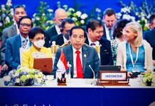 Indonesia Terima Keketuaan ASEAN 2023 dari Kamboja FOTO: Presiden Jokowi menerima penyerahan keketuaan berlangsung pada Upacara Penutupan KTT Ke-40 dan Ke-41 serta KTT Terkait lainnya di Hotel Sokha Phnom Penh, Minggu (13/11/2022).