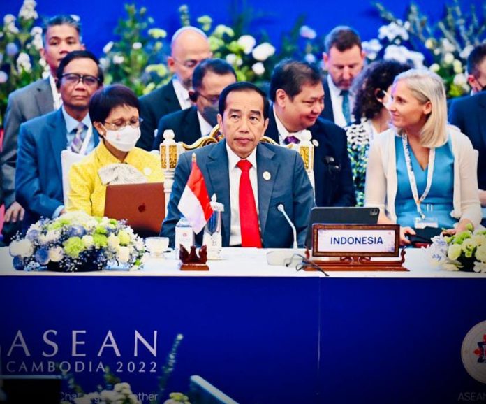 FOTO: Presiden Jokowi menerima penyerahan keketuaan berlangsung pada Upacara Penutupan KTT Ke-40 dan Ke-41 serta KTT Terkait lainnya di Hotel Sokha Phnom Penh, Minggu (13/11/2022).