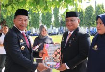 Pasca Covid-19 Peringatan HKN Kembali Meriah, Upacara Dipusatkan Kantor Bupati FOTO: Bupati Bulukumba Muchtar Ali Yusuf saat usai menghadiri peringatan HKN ke 58 tahun 2022 di halaman Kantor Bupati Senin 14 November 2022.