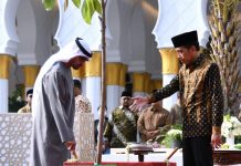 Presiden Jokowi dan Mohamed Bin Zayed Resmikan Masjid Raya Sheikh Zayed di Solo FOTO: Presiden RI Joko Widodo (Jokowi) bersama Presiden Persatuan Emirat Arab (PEA) Mohamed Bin Zayed Al Nahyan (MBZ) meresmikan Masjid Raya Sheikh Zayed Solo, di Jawa Tengah, Senin (14/11/2022) pagi.