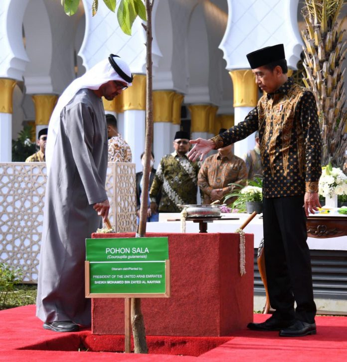 FOTO: Presiden RI Joko Widodo (Jokowi) bersama Presiden Persatuan Emirat Arab (PEA) Mohamed Bin Zayed Al Nahyan (MBZ) meresmikan Masjid Raya Sheikh Zayed Solo, di Jawa Tengah, Senin (14/11/2022) pagi.