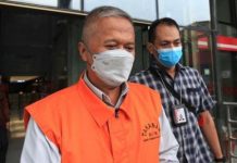 Dua ‘Wakil Tuhan’ Jadi Tersangka Korupsi, Desmond: Hakim Agung sudah Tidak Layak Lagi FOTO: Tersangka Hakim Mahkamah Agung nonaktif Sudrajad Dimyati (kiri) berjalan menuju mobil tahanan usai menjalani pemeriksaan perdana di Gedung Merah Putih KPK, Jakarta, Rabu (12/10/2022). (Foto: Antara)