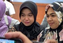 Mabes Polri Ambil Kebijakan Tambah Satu Kuota, Sulastri Akhirnya Lulus Jadi Polwan FOTO: Suasana Sulastri dan Rahima bertemu dalam konferensi pers di Mapolda Malut. Foto: Samsul/cermat