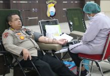 Sambut HUT Korpri ke 51, PNS Polda Sulsel Gelar Donor Darah dan Pelayanan KB FOTO: Personil Polda Sulsel saat melakukan donor darah di Aula Gedung Serbaguna Mapolda Sulsel Makassar, Selasa (15/11/2022).