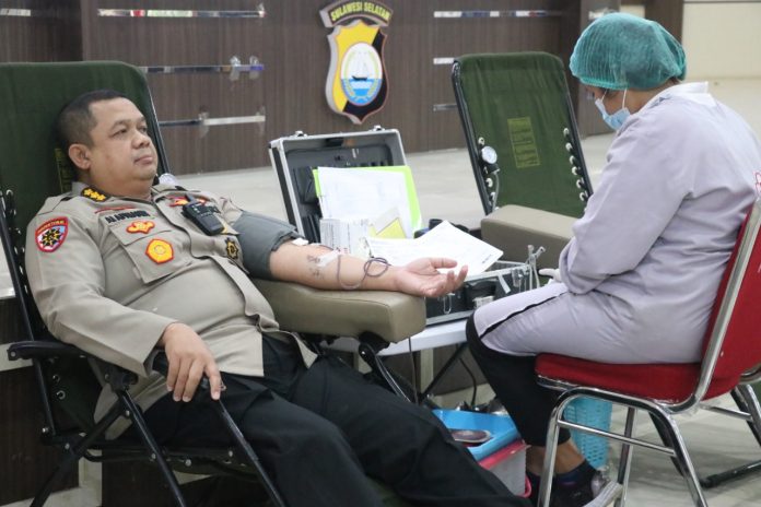 FOTO: Personil Polda Sulsel saat melakukan donor darah di Aula Gedung Serbaguna Mapolda Sulsel Makassar, Selasa (15/11/2022).