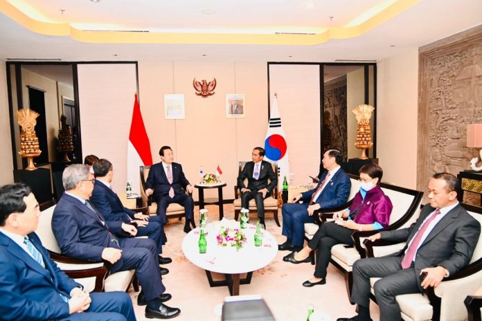 FOTO: Presiden Jokowi menghadiri pertemuan dengan para pengusaha Republik Korea di BNDCC, Kabupaten Badung, Provinsi Bali, pada Senin (14/11/2022). (Foto: BPMI Setpres/Laily Rachev)