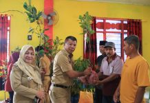Serahkan Bibit Unggul di Dampang dan Benteng Gantarang, Andi Utta: Petani Harus Kaya FOTO: Bupati Bulukumba Andi Muchtar Ali Yusuf menyerahkan secara simbolis bibit unggul di Desa Dampang dan Desa Benteng Gantarang, Kecamatan Gantarang, Selasa, 15 Oktober 2022.