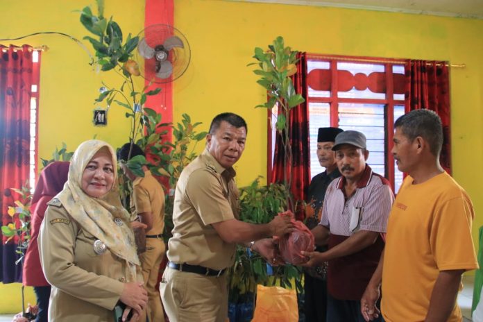 FOTO: Bupati Bulukumba Andi Muchtar Ali Yusuf menyerahkan secara simbolis bibit unggul di Desa Dampang dan Desa Benteng Gantarang, Kecamatan Gantarang, Selasa, 15 Oktober 2022.