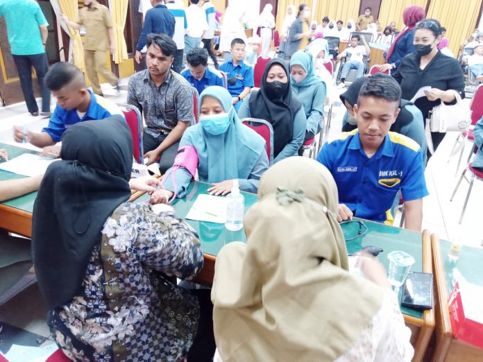 FOTO: 18 Guru dan Siswa SMK KAL-1 melaksanakan bakti sosial donor darah yang berlangsung di Gedung Sabha Nugraha Dinas Pendidikan Propinsi Jawa Timur, Selasa,(15/11/22)