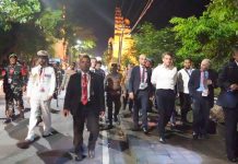 Kapolda Bali Terjun Langsung Kawal Pengamanan Presiden Prancis yang Jalan Kaki 2 Kilometer FOTO: Kapolda Bali, Irjen Putu Jayan Danu Putra turun langsung melakukan pengawalan ketika Presiden Prancis Emmanuel Macron berjalan kaki usai gala dinner di Garuda Wisnu Kencana (GWK), Selasa (15/11/2022) malam kemarin.