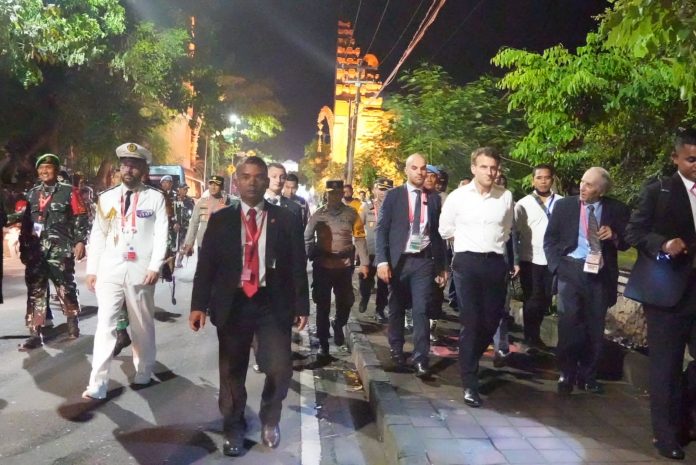 FOTO: Kapolda Bali, Irjen Putu Jayan Danu Putra turun langsung melakukan pengawalan ketika Presiden Prancis Emmanuel Macron berjalan kaki usai gala dinner di Garuda Wisnu Kencana (GWK), Selasa (15/11/2022) malam kemarin.