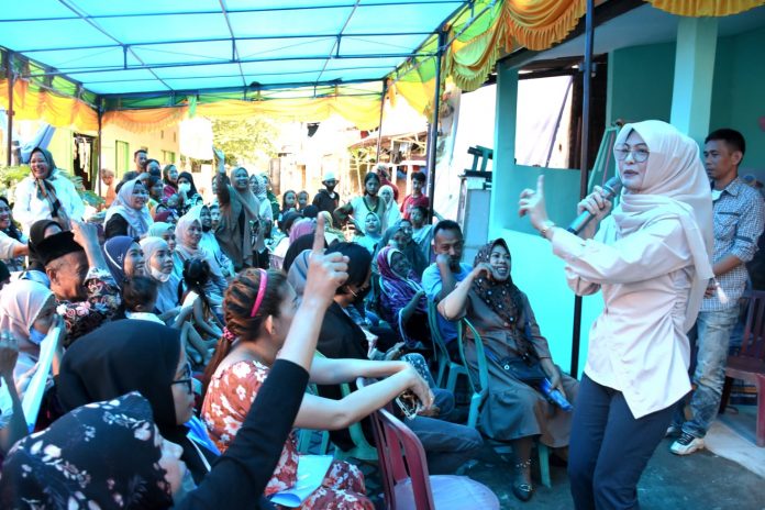 FOTO: Anggota DPRD Provinsi Sulawesi Selatan, Andi Rachmatika Dewi menerima aspirasi dari warga di Kelurahan Kaluku Bodoa di Jl Permandian 2, Kelurahan Kaluku Bodoa, Kecamatan Tallo, Makassar, Rabu (16/11/2022).