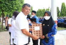 Serahkan SK PPPK Guru, Andi Utta Harap Lebih Semangat Mengajar FOTO: Bupati Bulukumba Andi Muchtar Ali Yusuf menyerahkan SK pengangkatan PPPK Tenaga Guru di halaman Kantor Bupati Bulukumba, Kamis 16 November 2022.