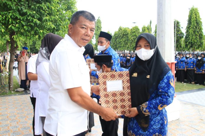 FOTO: Bupati Bulukumba Andi Muchtar Ali Yusuf menyerahkan SK pengangkatan PPPK Tenaga Guru di halaman Kantor Bupati Bulukumba, Kamis 16 November 2022.